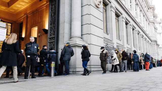 Decenas de personas haciendo cola para contratar letras del Tesoro en el Banco de España en febrero de 2023