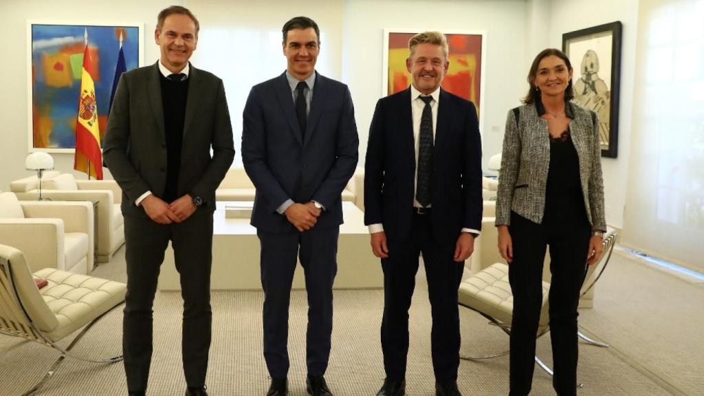 Oliver Blume, Pedro Sánchez, Wayne Griffiths y Reyes Maroto, en la Moncloa. EE