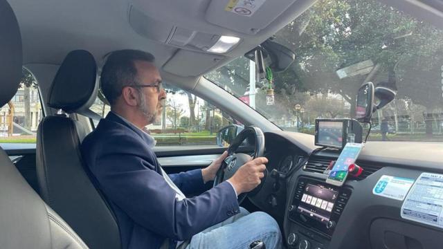 Un taxista espera en la parada junto al Obelisco.