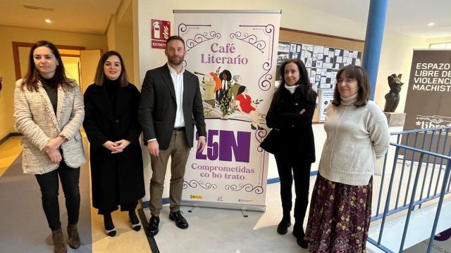 El delegado de la Xunta en Coruña, Gonzalo Trenor, junto a la Concejala de Bienestar Social e Igualdad, Yoya Neira, en su visita al CIM de la ciudad