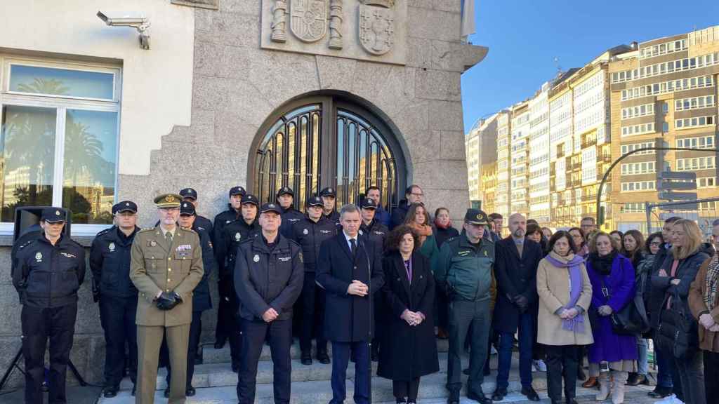 Minuto de silencio en la delegación de Gobierno por el asesinato de Beatriz Lijó en Baiona.