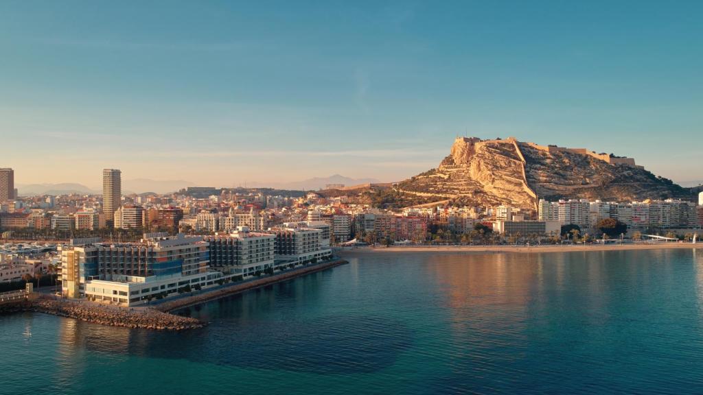 Panorámica de Alicante con el castillo de Santa Bárbara como fondo.