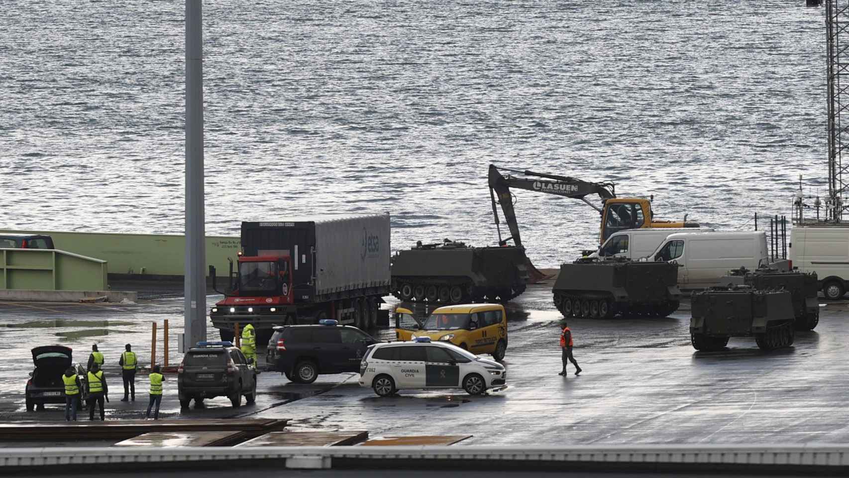 Vehículos TOA M113 embarcando en el puerto de Bilbao