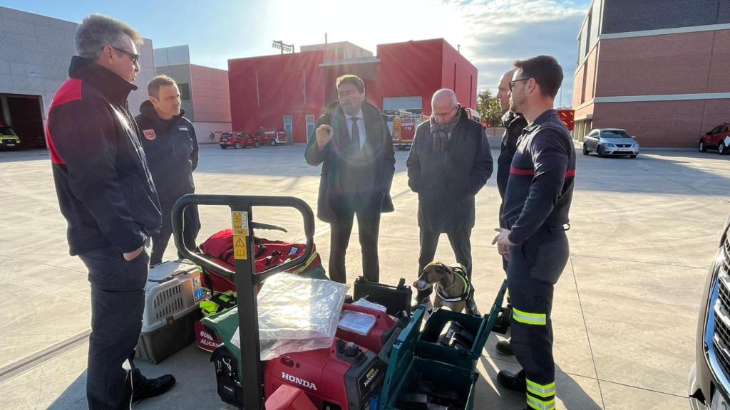 El alcalde de Alicante, Luis Barcala, junto a los bomberos del SPEIS.