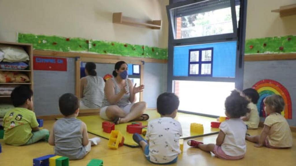 Varios alumnos de una escuela infantil durante una clase.