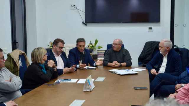 Diputados y senadores del PP se reúnen con el sector pesquero en Alicante.