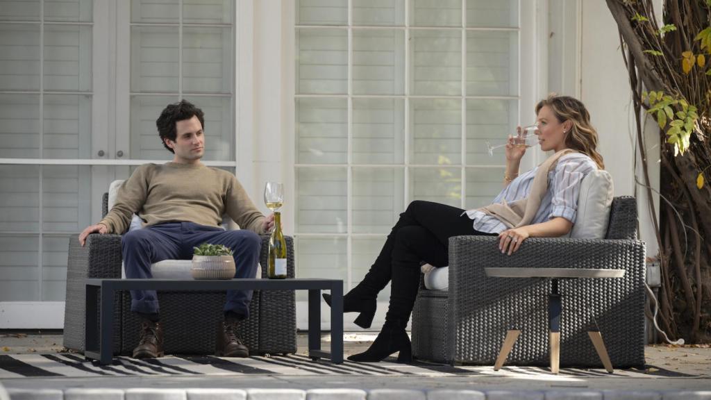 Penn Badgley y Michaela McManus en el 3x01 de 'You'