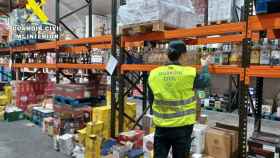La Guardia Civil inspeccionando de los almacenes de Burgos