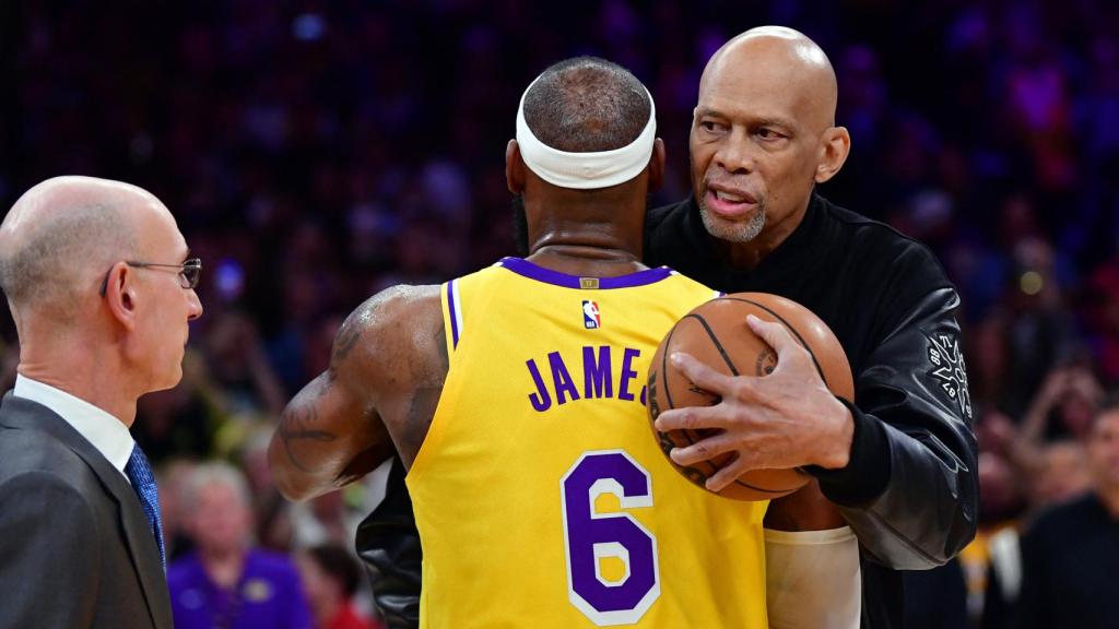 Kareem Abdul-Jabbar se abraza con LeBron James