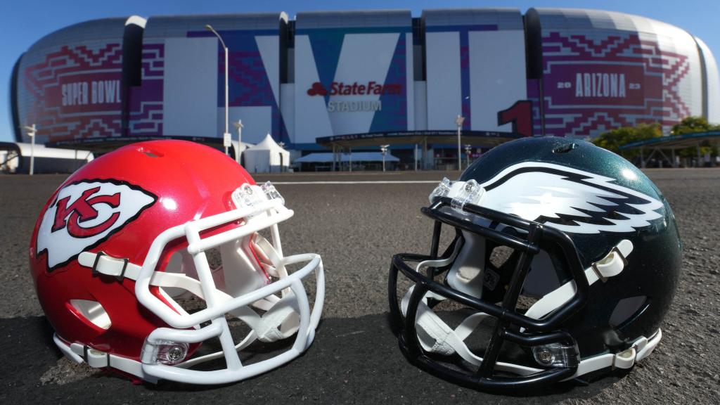 Los cascos de Philadelphia Eagles y Kansas City Chiefs con el trofeo de la Super Bowl