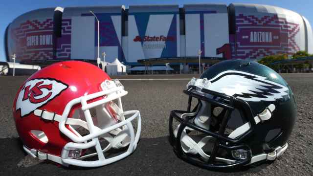 Los cascos de Philadelphia Eagles y Kansas City Chiefs con el trofeo de la Super Bowl