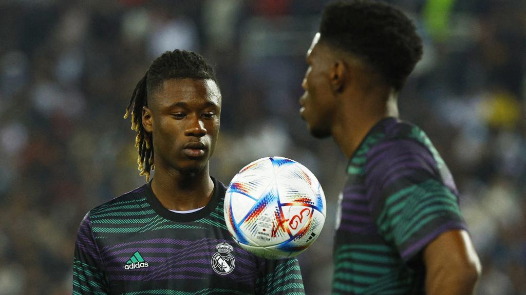 Camavinga y Tchouaméni, hablando durante el calentamiento del Real Madrid