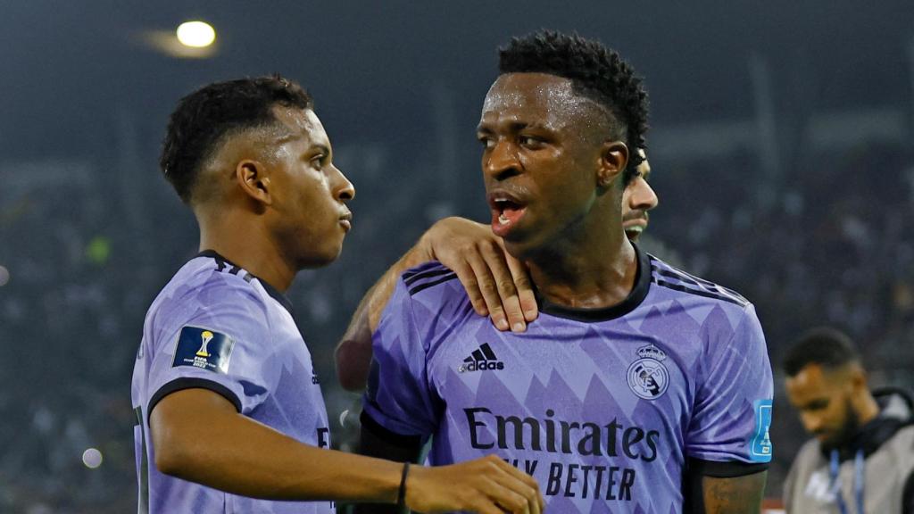 Rodrygo, felicitando a Vinicius por su gol en la semifinal del Mundial de Clubes 2023