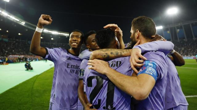 Piña de los jugadores del Real Madrid para celebrar el gol de Rodrygo