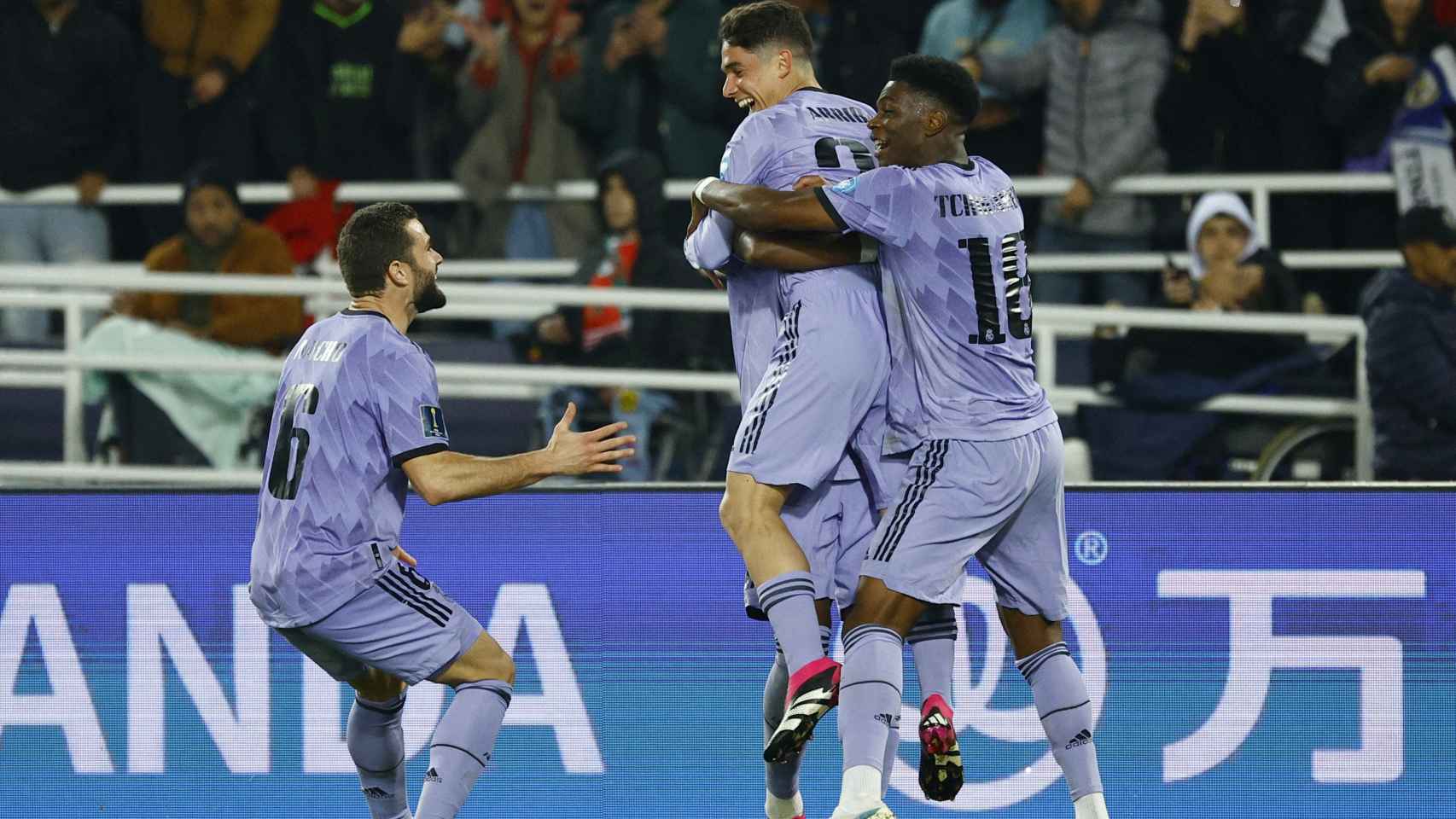 Los jugadores del Real Madrid, felicitando a Sergio Arribas por su gol en la semifinal del Mundial de Clubes 2023