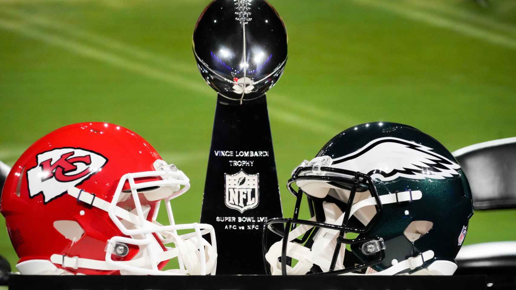 Trofeo Vince Lombardi, entre los cascos de los Kansas City Chiefs y los Philadelphia Eagles antes de la Super Bowl LVII