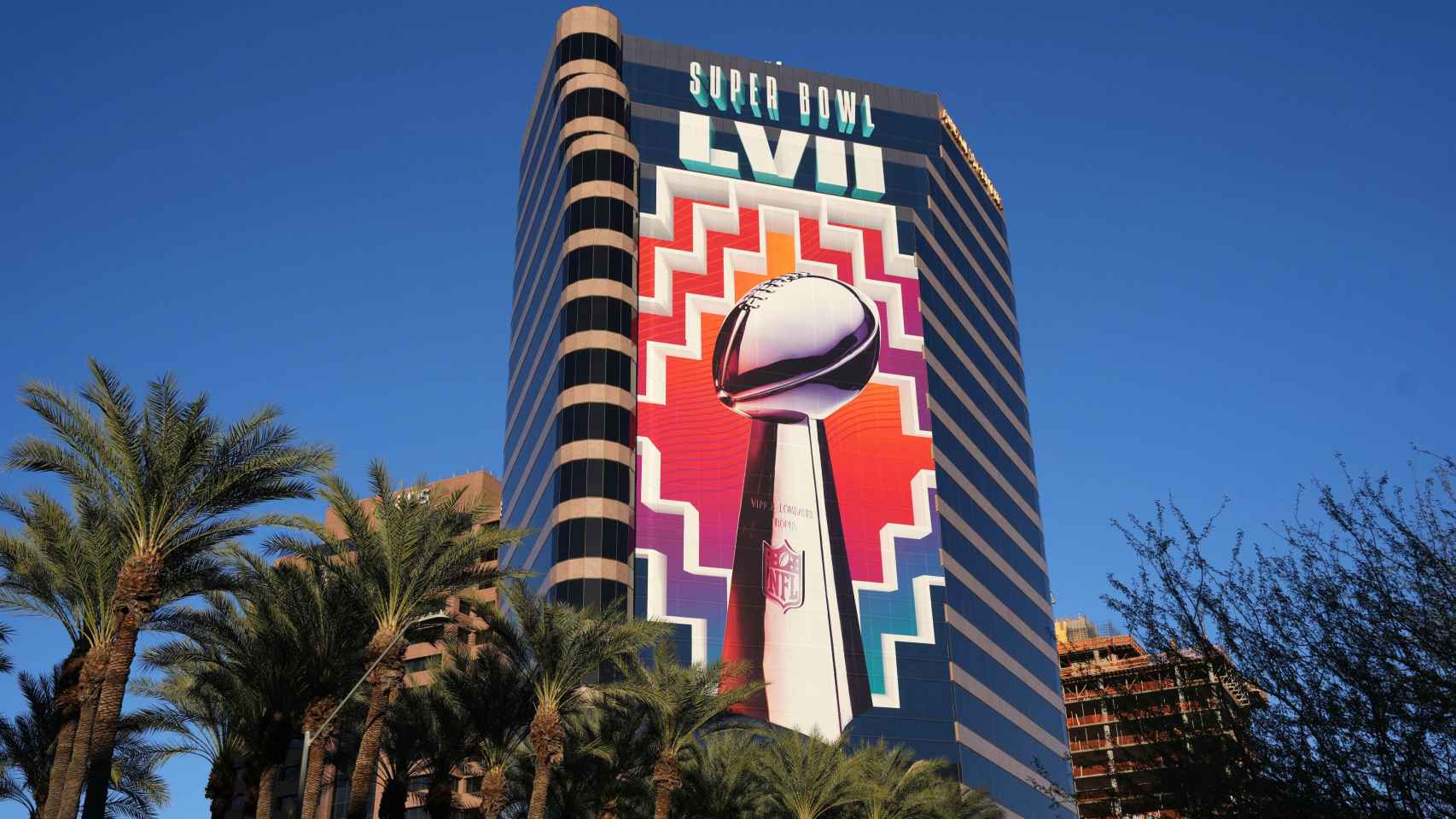 Anuncio de la Super Bowl LVII en el edificio de la Compañía de Servicios Públicos de Arizona