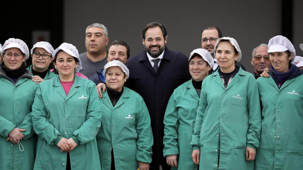 Paco Núñez, presidente del PP de Castilla-La Mancha, este miércoles en la visita a una cooperativa agroalimentaria de San Clemente (Cuenca)