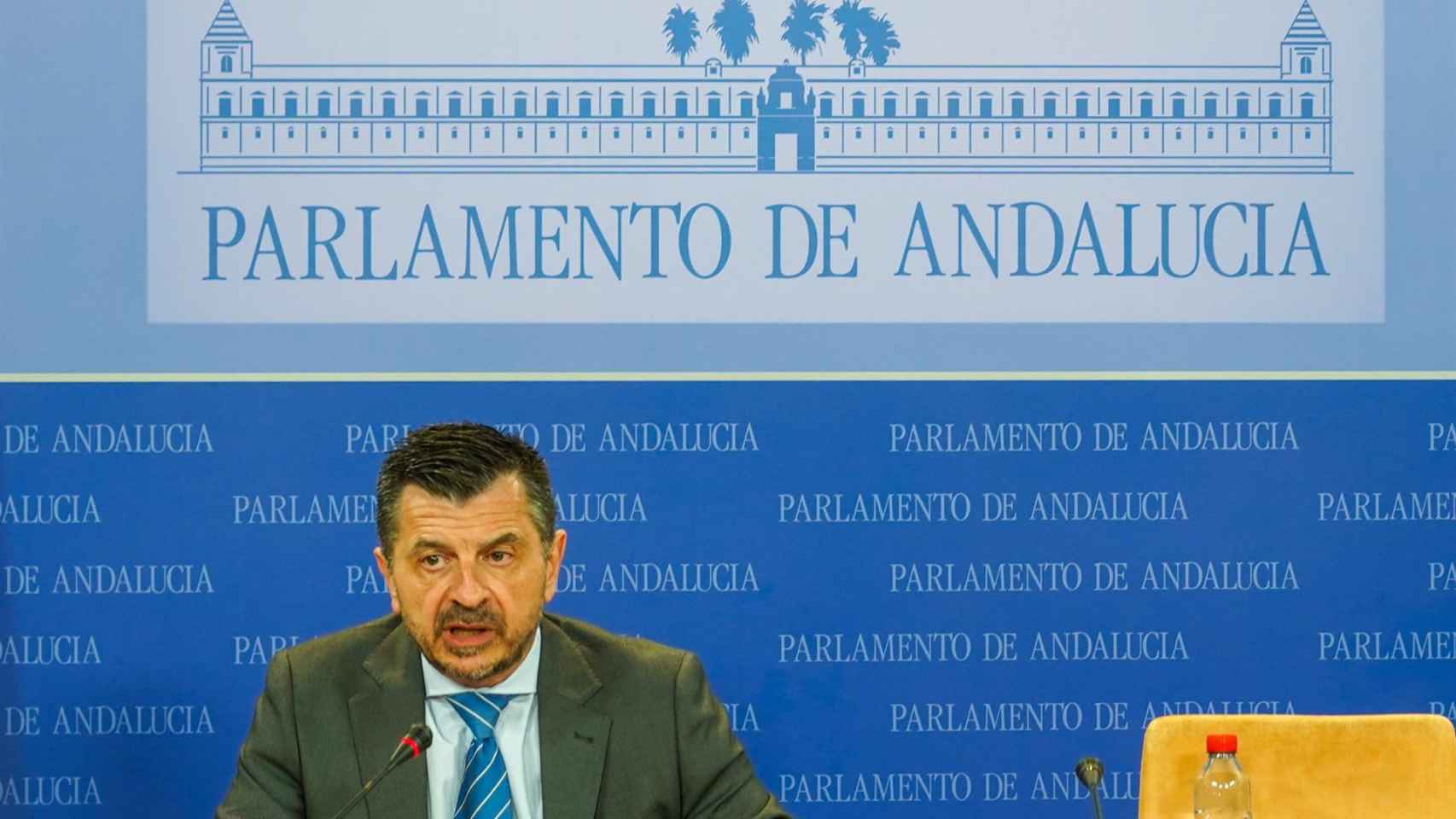 El portavoz del PP, Toni Martín, en rueda de prensa en el Parlamento andaluz.