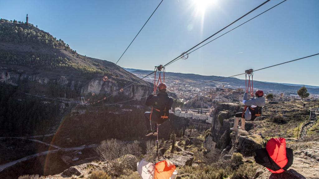 Montar en tirolina libera adrenalina.