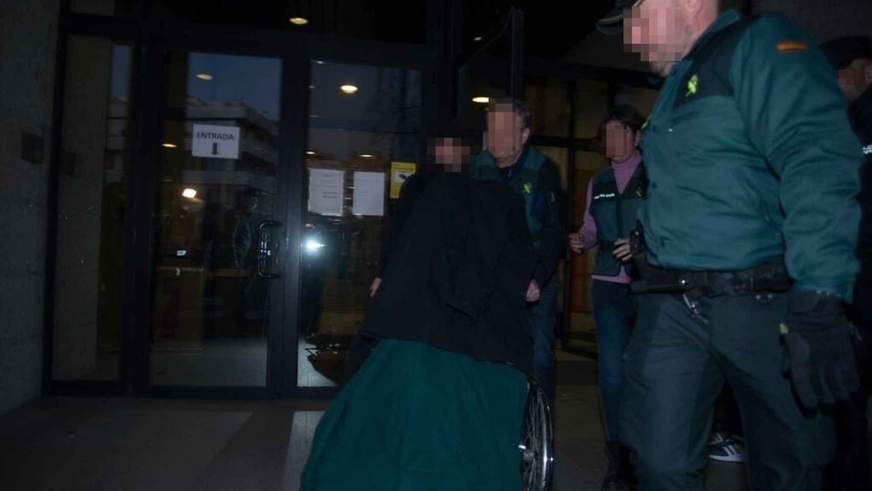 Imagen del detenido por el asesinato de una mujer en Baiona saliendo de los juzgados de Vigo.