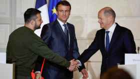 Macron observa cómo Zelenski y Scholz se estrechan la mano durante una rueda de prensa en el Elíseo.