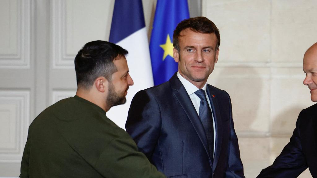 Macron observa cómo Zelenski y Scholz se estrechan la mano durante la rueda de prensa en el Elíseo.