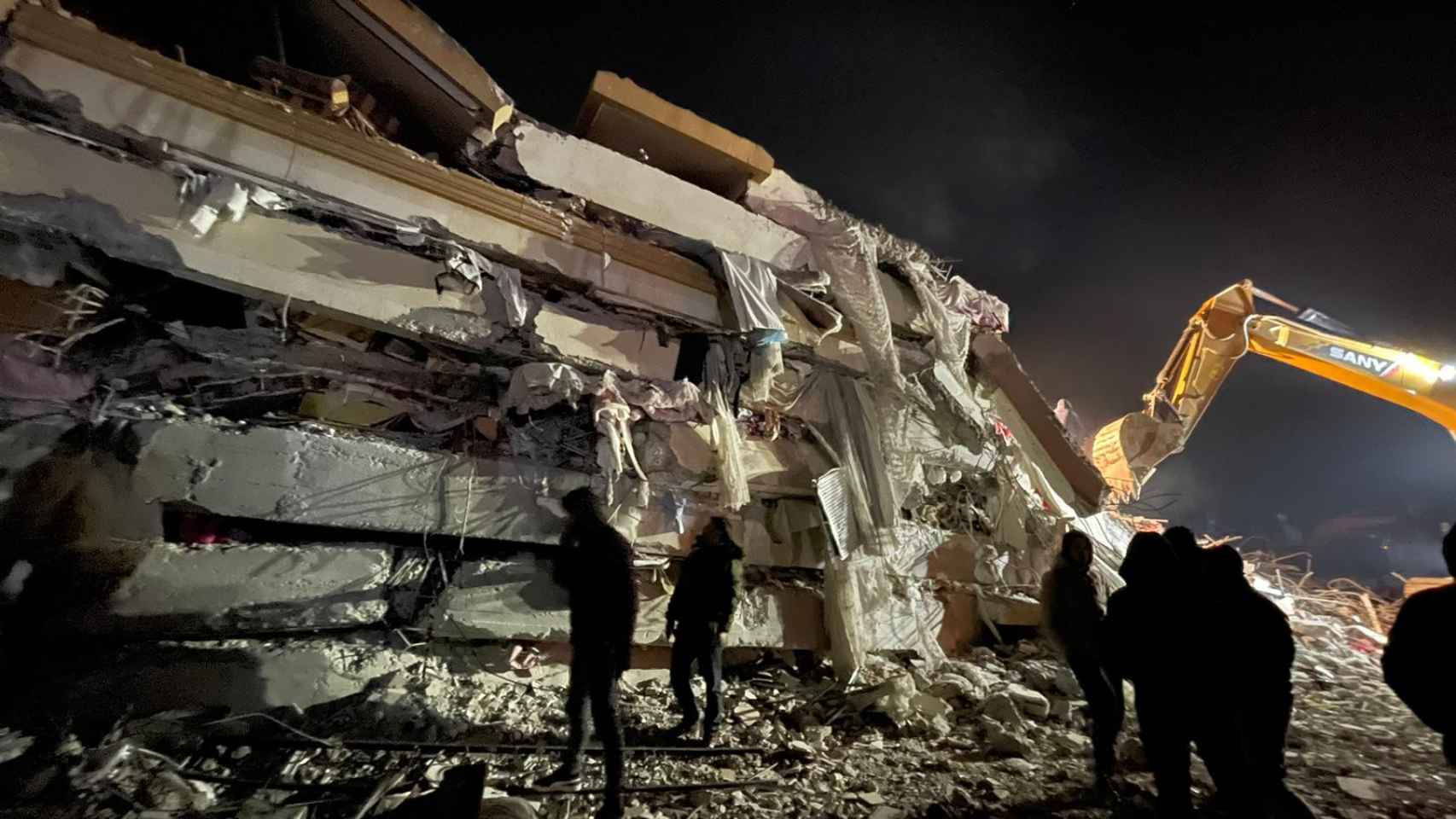 Aspecto de un edificio de siete plantas tras el terremoto, en la zona más afectada de Kahramanmaras.