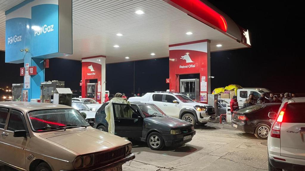 Coches amontonados en una gasolinera cercana a Kahramanmaras.