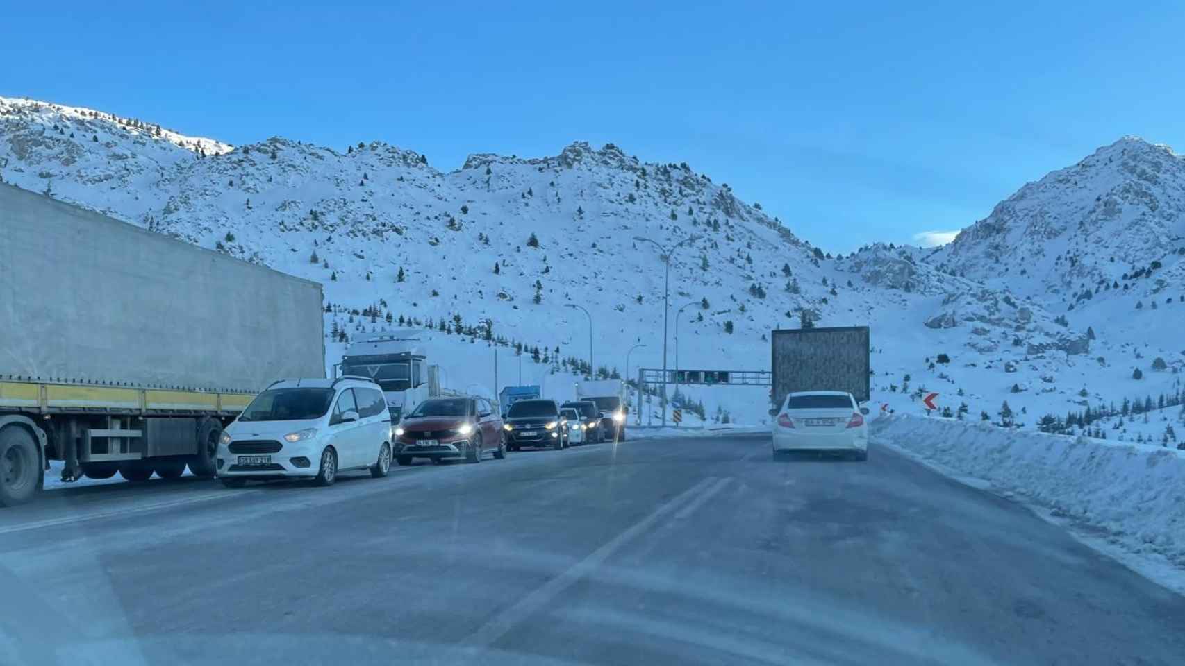 Embotellamiento de vehículos en la carretera de Kahramanmaras a Kayseri.