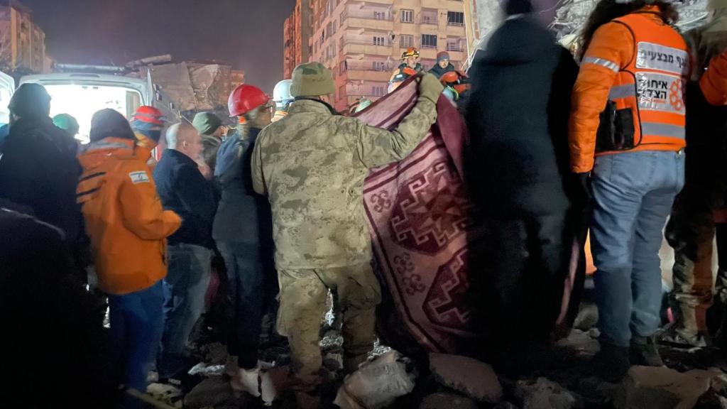 Cordón militar turco cubriendo la extracción de Ölzme.