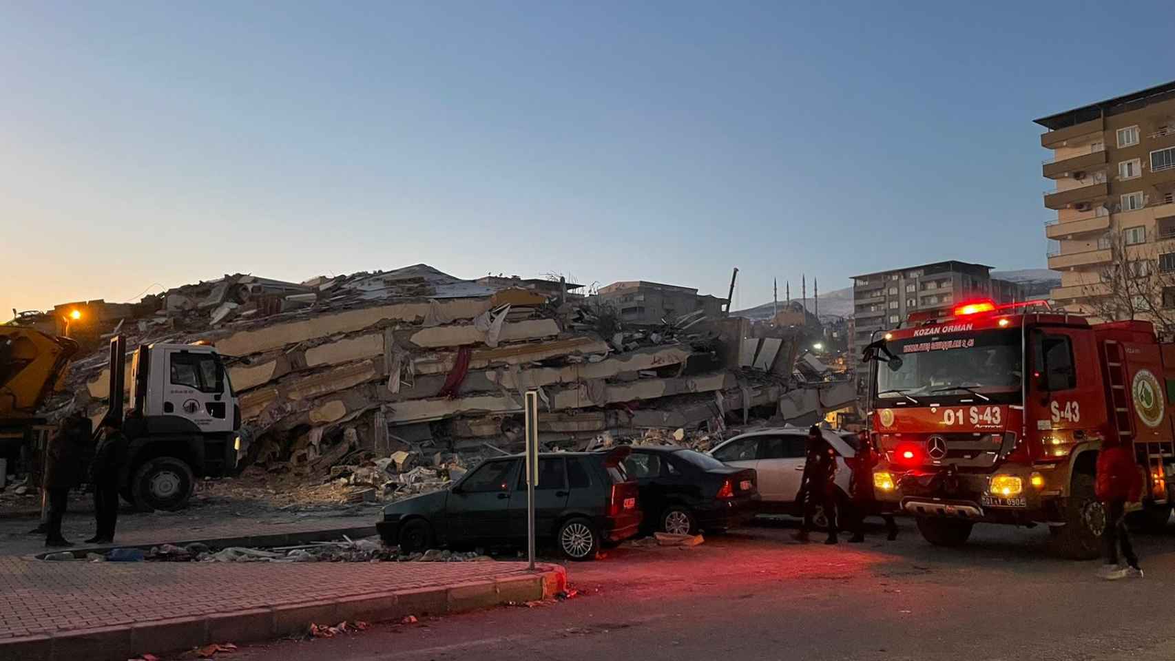 Edificio derruido en la zona cero del terremoto que afecta a Siria y Turquía.