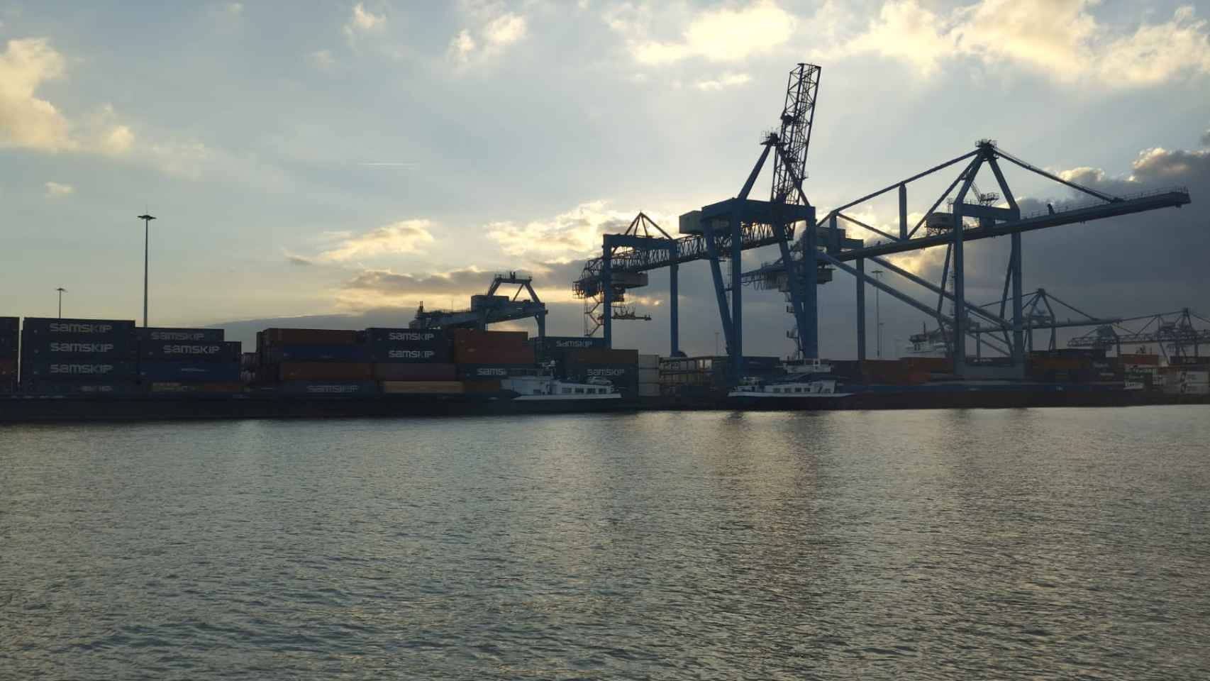 Imagen del puerto de Róterdam, visto desde un barco.
