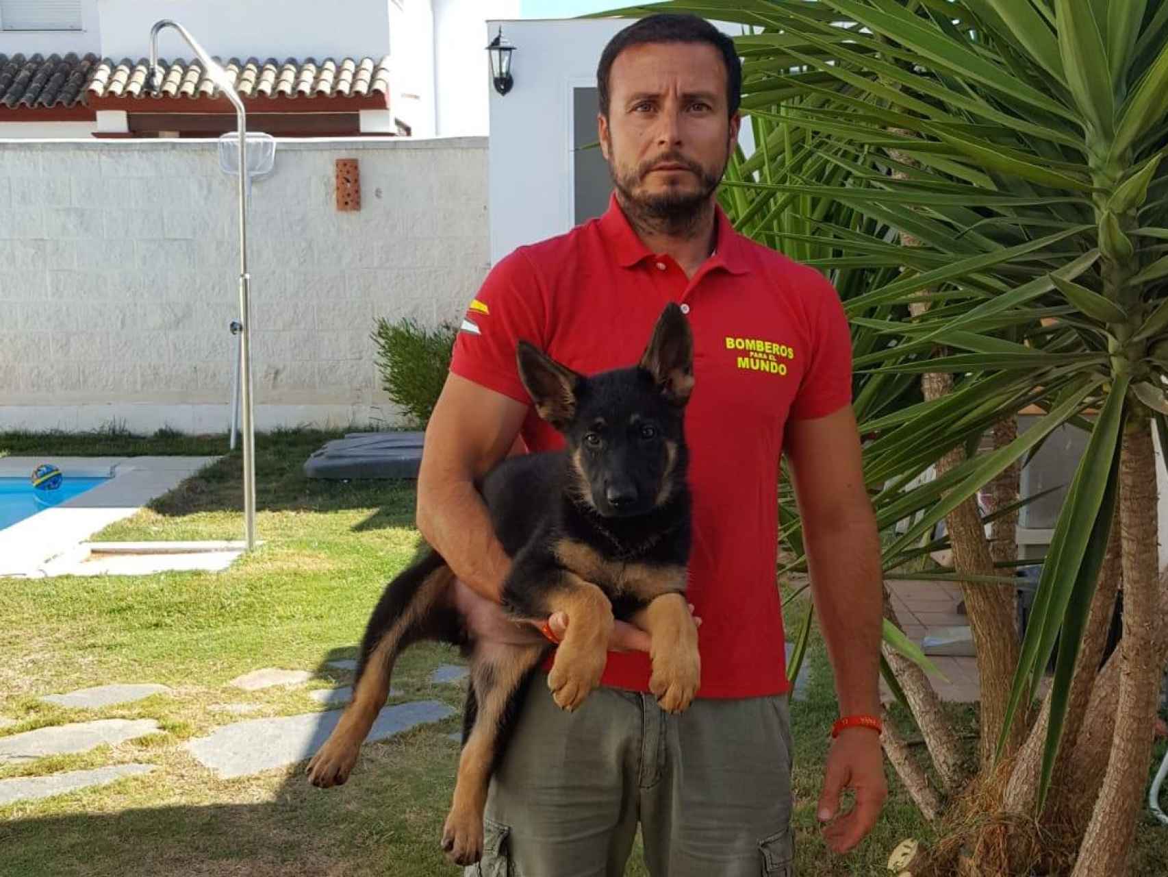 Eugenio, en su casa con Heya de cachorrita. Ya había empezado a entrenarla.
