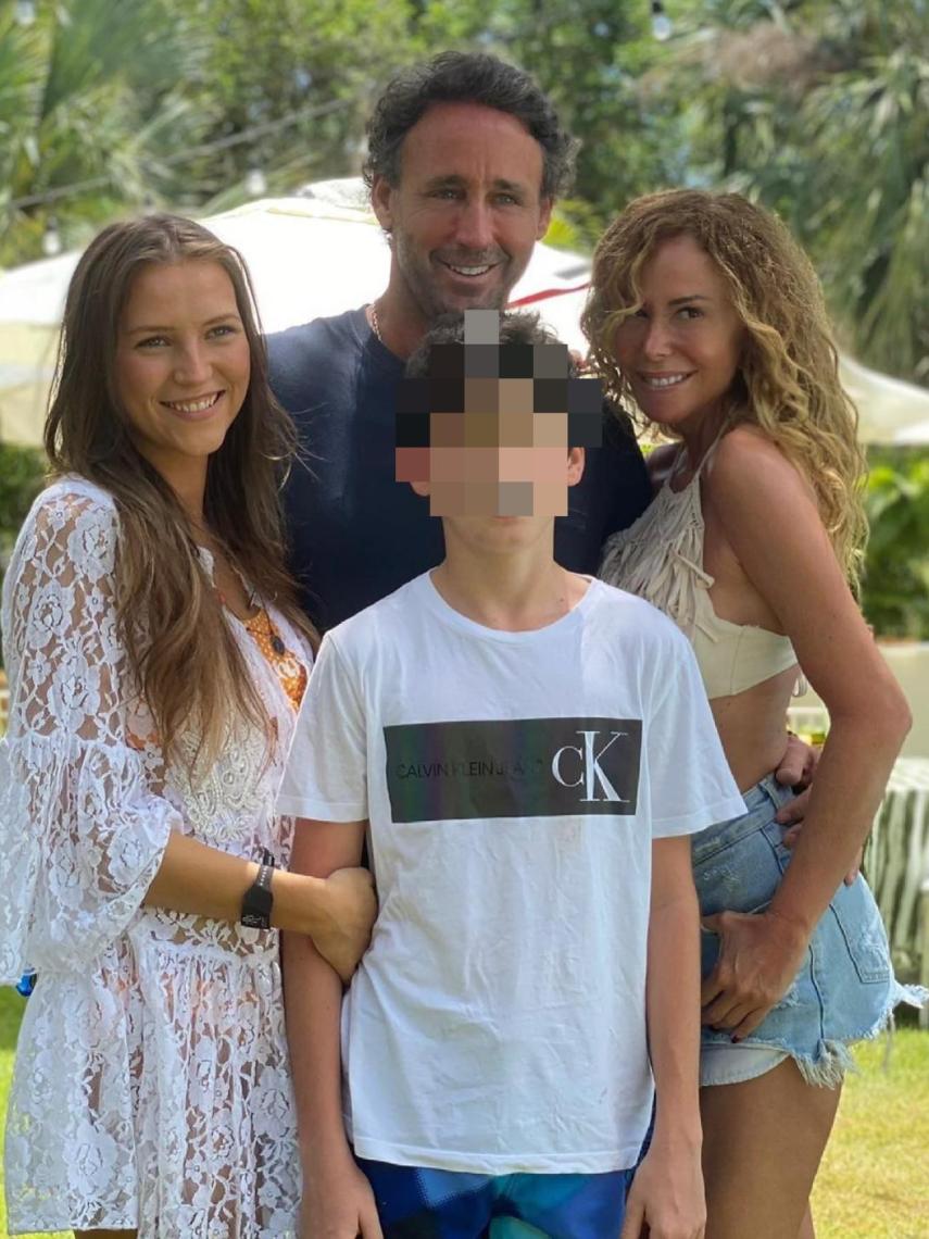 Lara y Álvaro, con su hijo y Anna, hija del jinete, en una foto de redes.