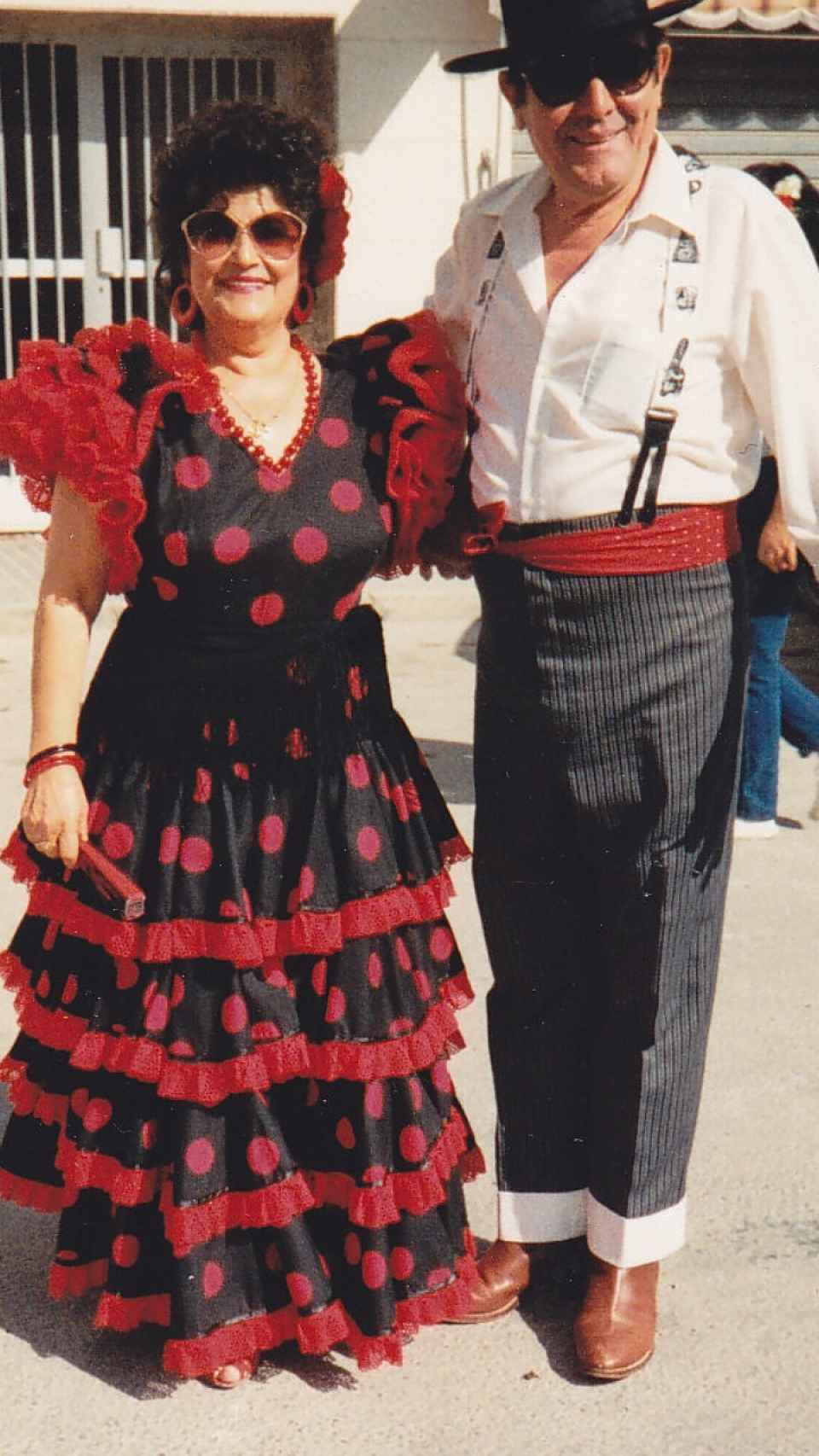 Carmen, junto a su marido, Mariano, vestidos con ropa flamenca en una imagen cedida por su hijo, Francisco.