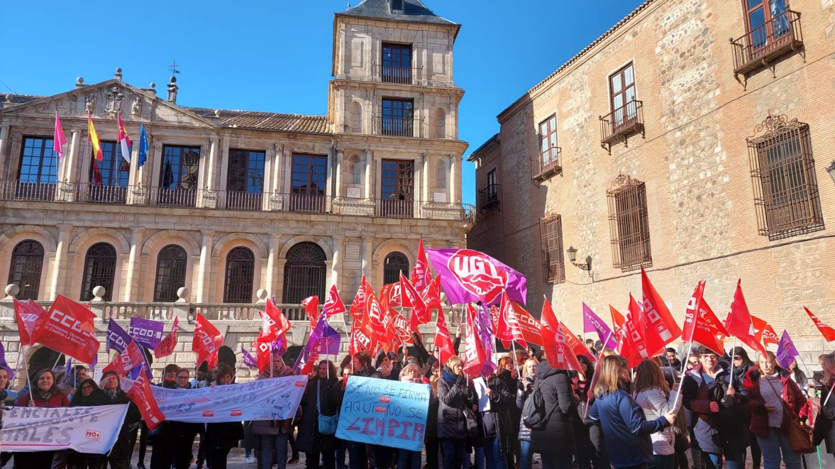 Concentración del sector de la limpieza frente al Ayuntamiento