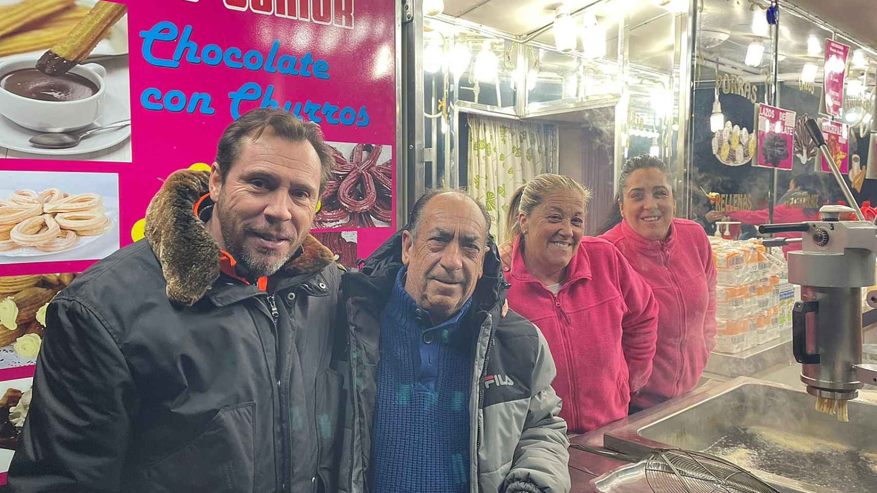 Manolo, Conchi y una de sus hijas junto a Óscar Puente