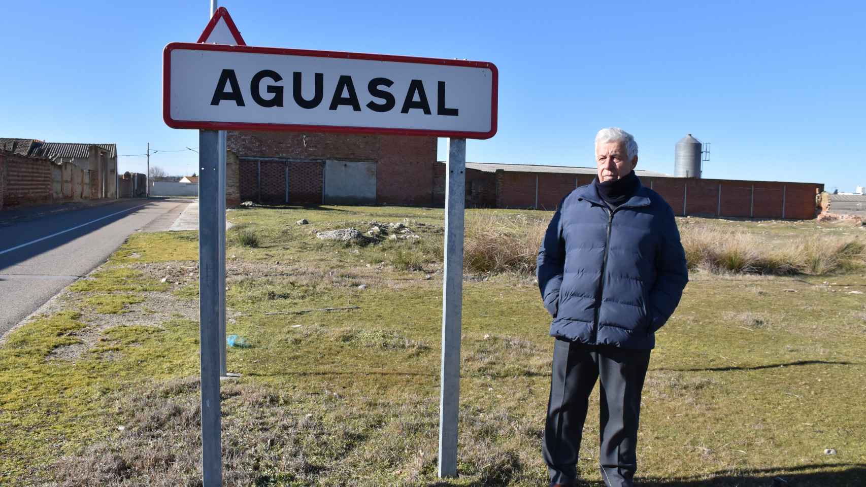 Un cartel de Aguasal y su alcalde