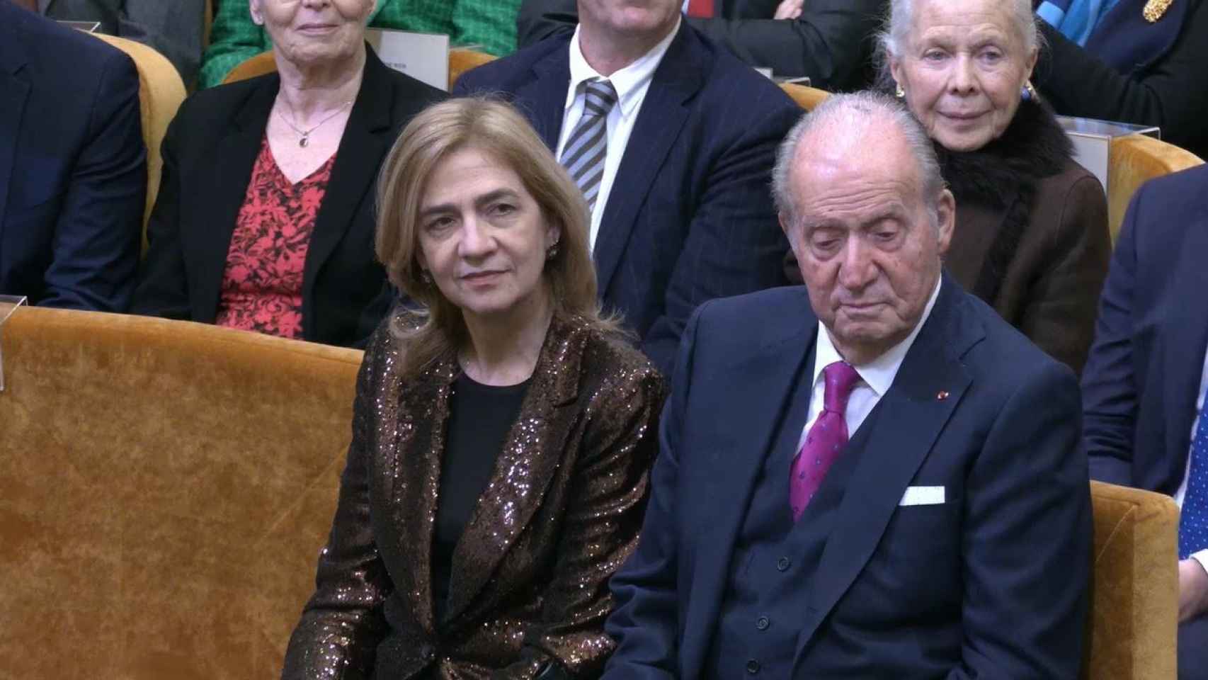 Juan Carlos I junto a su hija, la infanta Cristina, tomando asiento para asistir al ingreso de Mario Vargas Llosa.