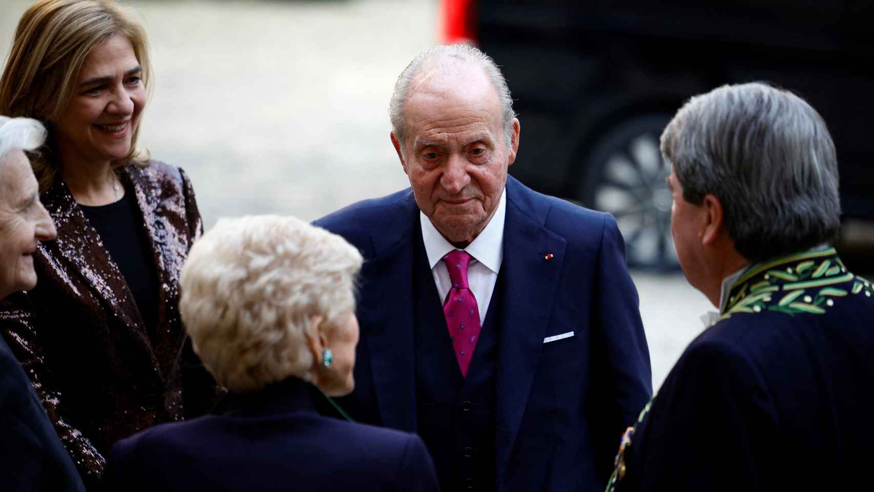 El rey emérito Juan Carlos I, junto a la infanta Cristina, a su llegada a la ceremonia de ingreso de Mario Vargas Llosa en la Academia Francesa. Foto: Sarah Meyssonnier/Reuters