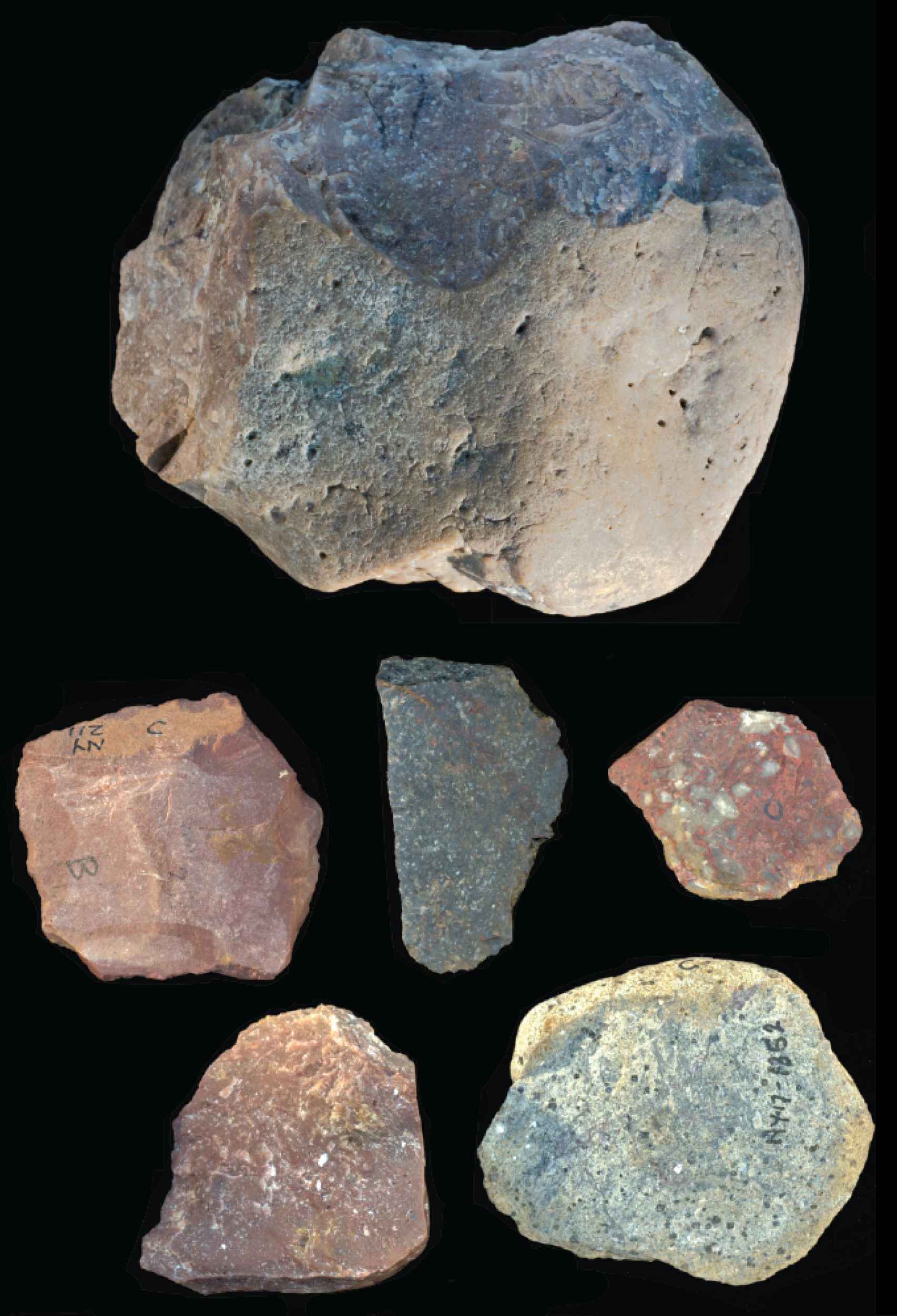 Varias de las herramientas de piedra documentadas en el sitio.