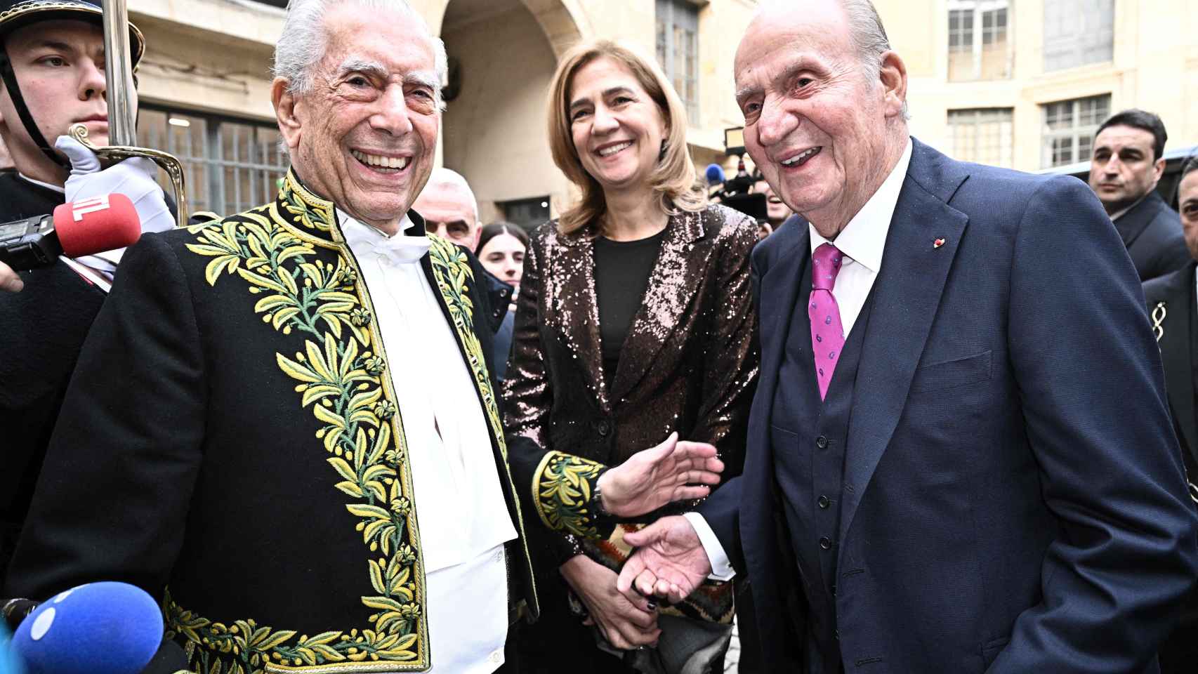 Mario Vargas Llosa, la infanta Cristina y el rey Juan Carlos en París el 9 de febrero.