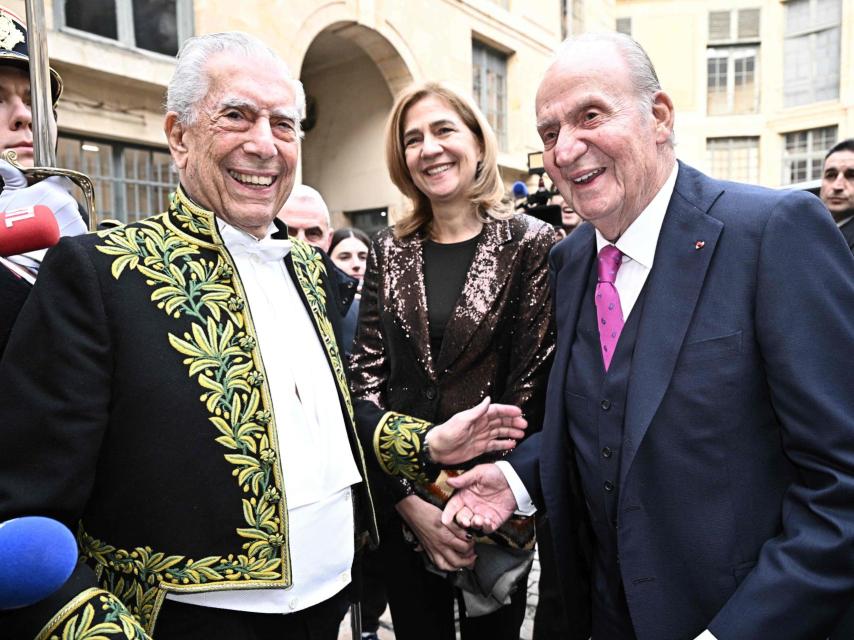 Mario Vargas Llosa, la infanta Cristina y el rey Juan Carlos en París este jueves día 9 de febrero.