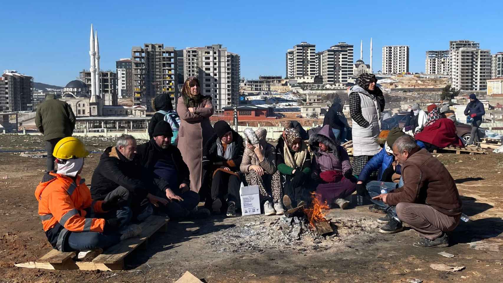 Un grupo de civiles se caliente alrededor del fuego en la ciudad turca de Gaziantep.