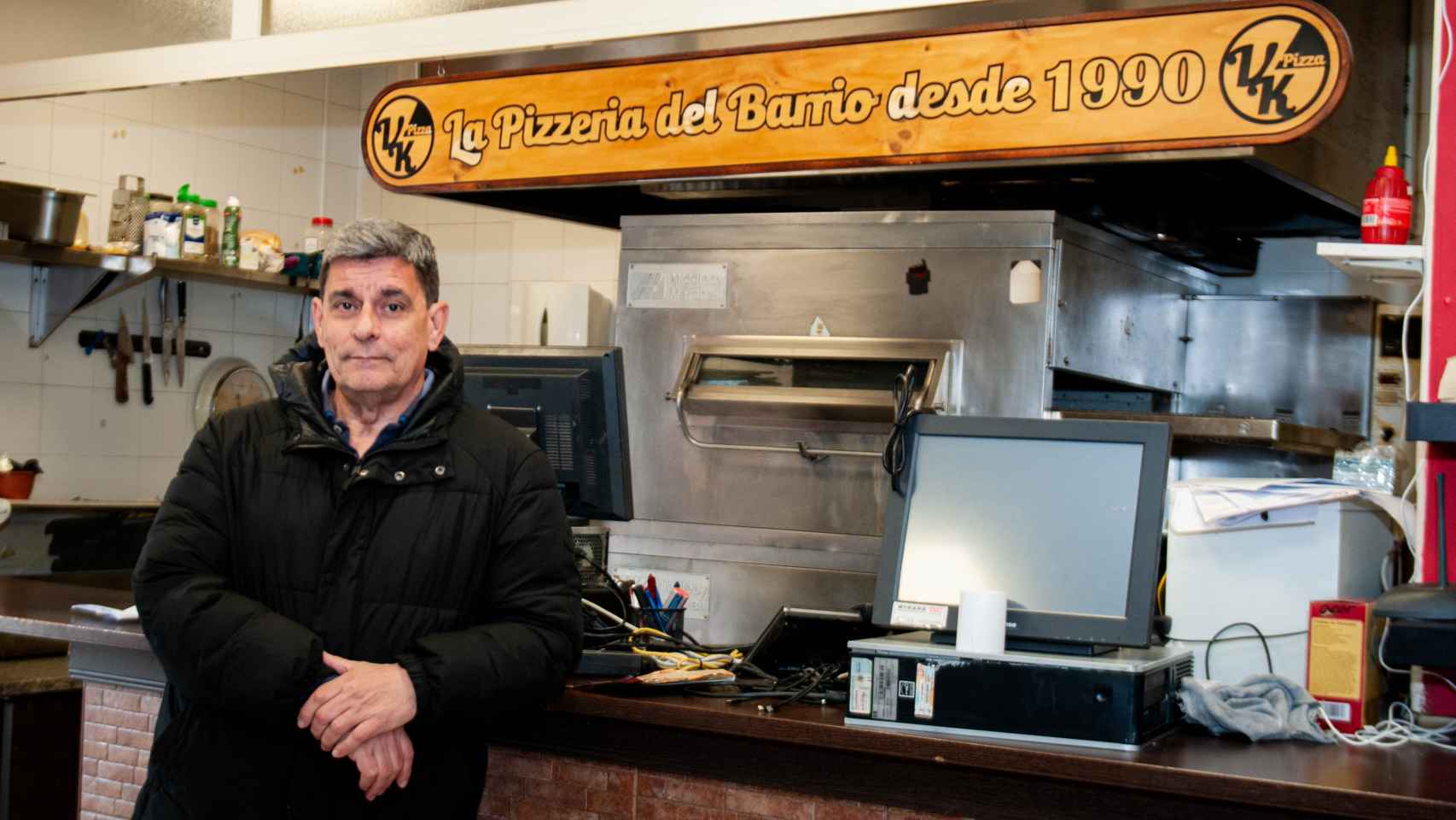 Javier, en el interior de la pizzería.