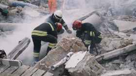 Tres bomberos en medio de una intervención por un terremoto, en una imagen de archivo.