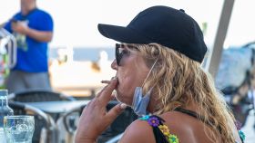 Una mujer se fuma un cigarro en la terraza de un bar, en una imagen de archivo.
