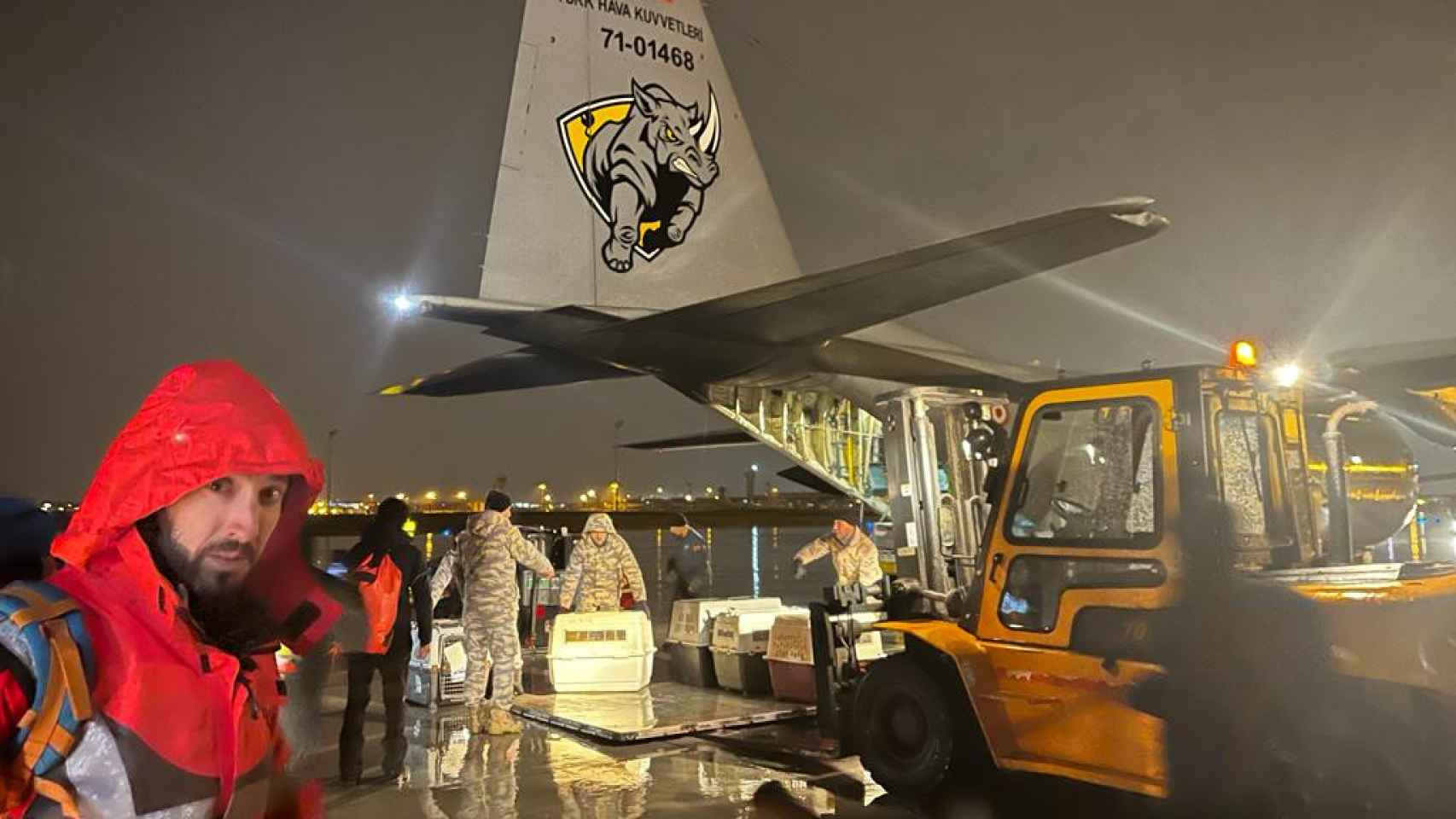 Bomberos rescatadores tomando un avión a Turquía