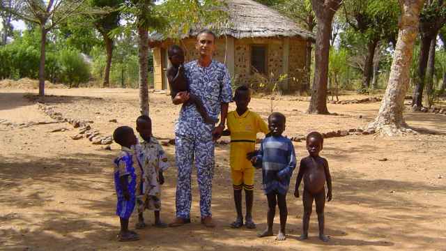 Juan María Medina Gozalo posa junto a varios niños en Madagascar